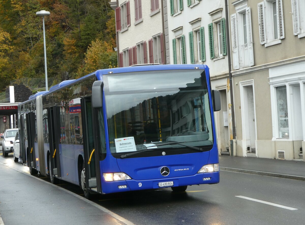 (256'601) - Domo, Glattbrugg - Nr. 9/SG 490'804 - Mercedes (ex VBZ Z�rich Nr. 189; ex VZO Gr�ningen Nr. 112) am 31. Oktober 2023 beim Bahnhof Schwanden