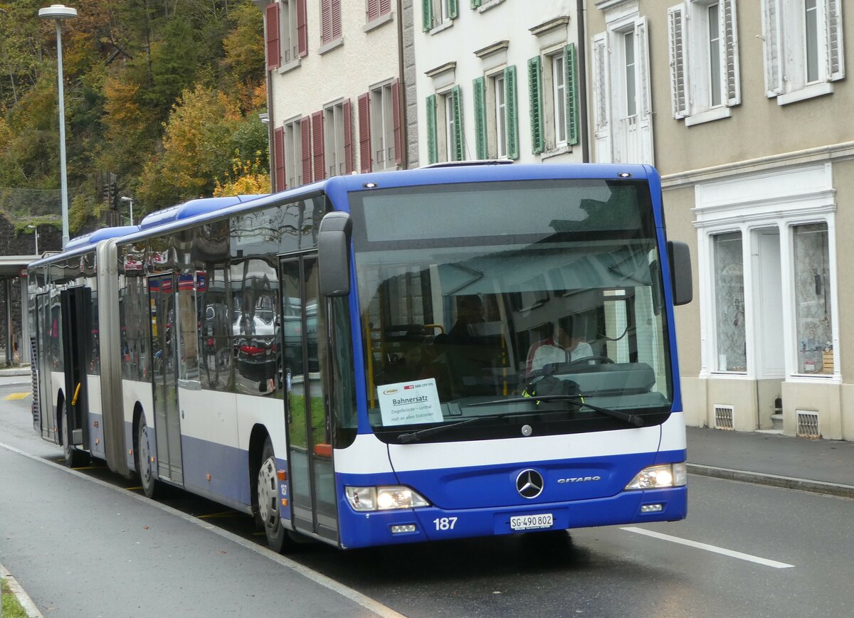 (256'611) - Domo, Glattbrugg - Nr. 7/SG 490'802 - Mercedes (ex VBZ Z�rich Nr. 187; ex VZO Gr�ningen Nr. 108) am 31. Oktober 2023 beim Bahnhof Schwanden