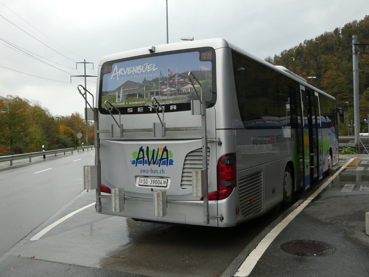 (256'616) - AWA Amden - Nr. 4/SG 39'004 - Setra am 31. Oktober 2023 beim Bahnhof Ziegelbr�cke