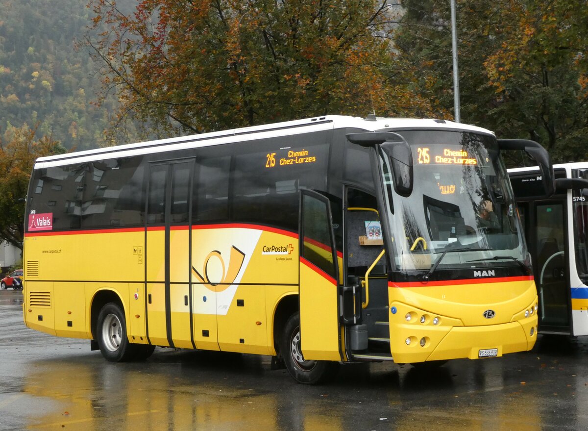 (256'638) - PostAuto Wallis - Nr. 48/VS 536'939/PID 5478 - MAN/Beulas (ex TMR Martigny Nr. 125) am 2. November 2023 beim Bahnhof Martigny