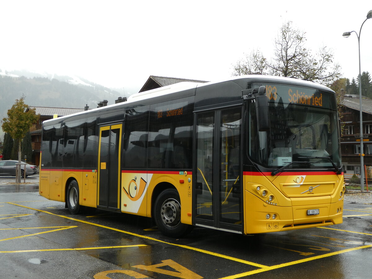 (256'828) - K�bli, Gstaad - BE 308'737/PID 11'458 - Volvo am 9. November 2023 beim Bahnhof Gstaad