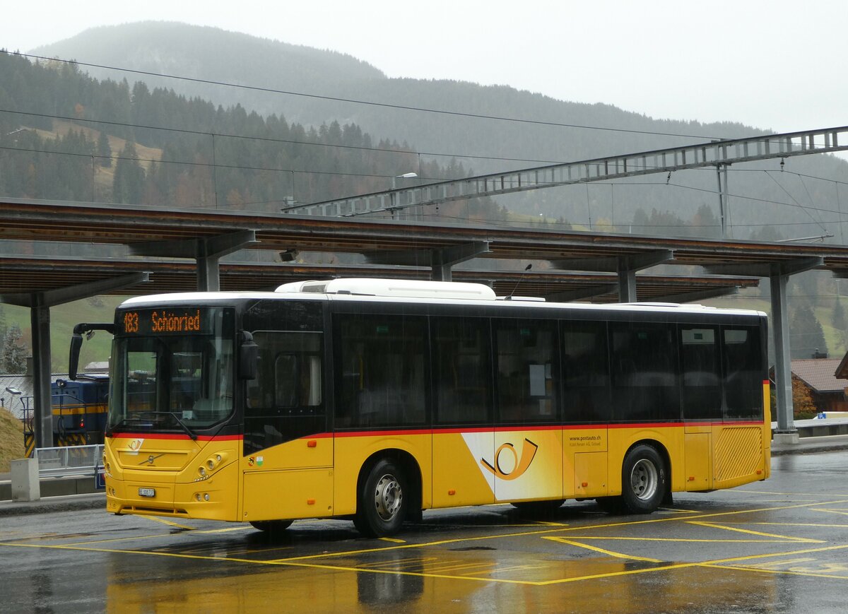 (256'829) - K�bli, Gstaad - BE 308'737/PID 11'458 - Volvo am 9. November 2023 beim Bahnhof Gstaad
