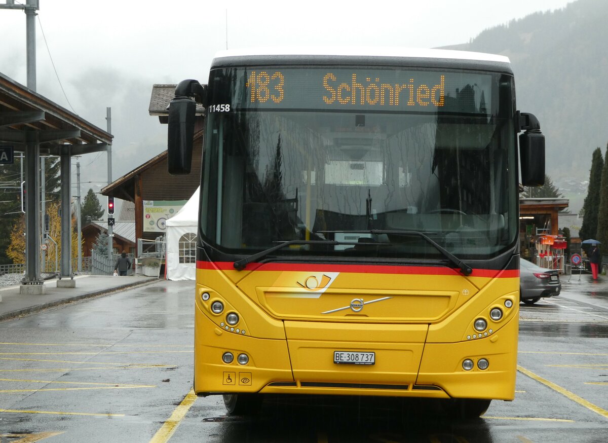 (256'830) - K�bli, Gstaad - BE 308'737/PID 11'458 - Volvo am 9. November 2023 beim Bahnhof Gstaad