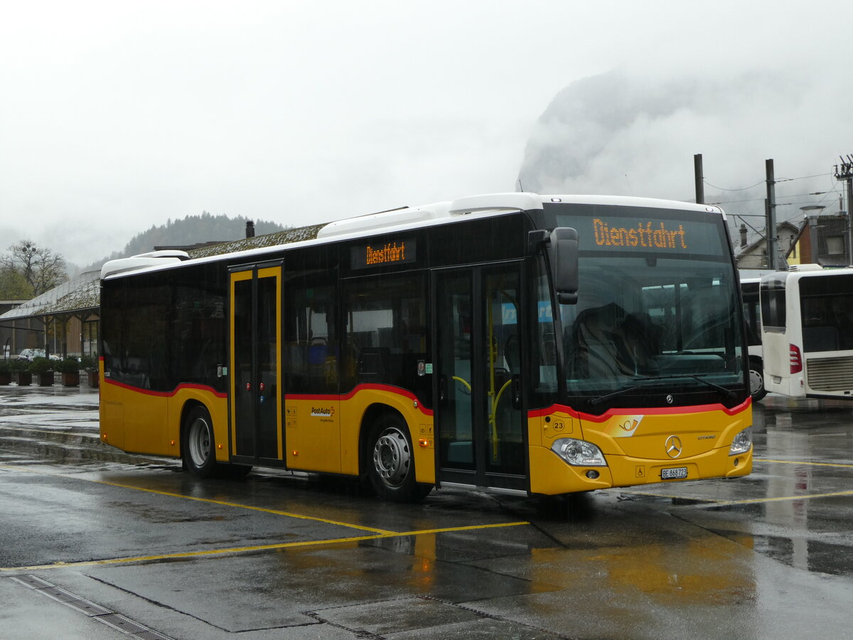 (256'834) - Fl�ck, Brienz - Nr. 23/BE 868'723/PID 11'528 - Mercedes am 10. November 2023 in Meiringen, Postautostation 