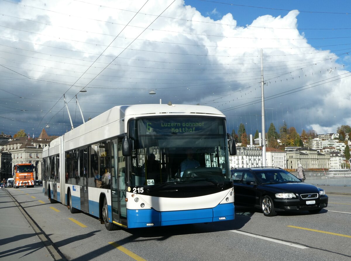 (256'877) - VBL Luzern - Nr. 215 - Hess/Hess Gelenktrolleybus am 10. November 2023 in Luzern, Bahnhofbr�cke