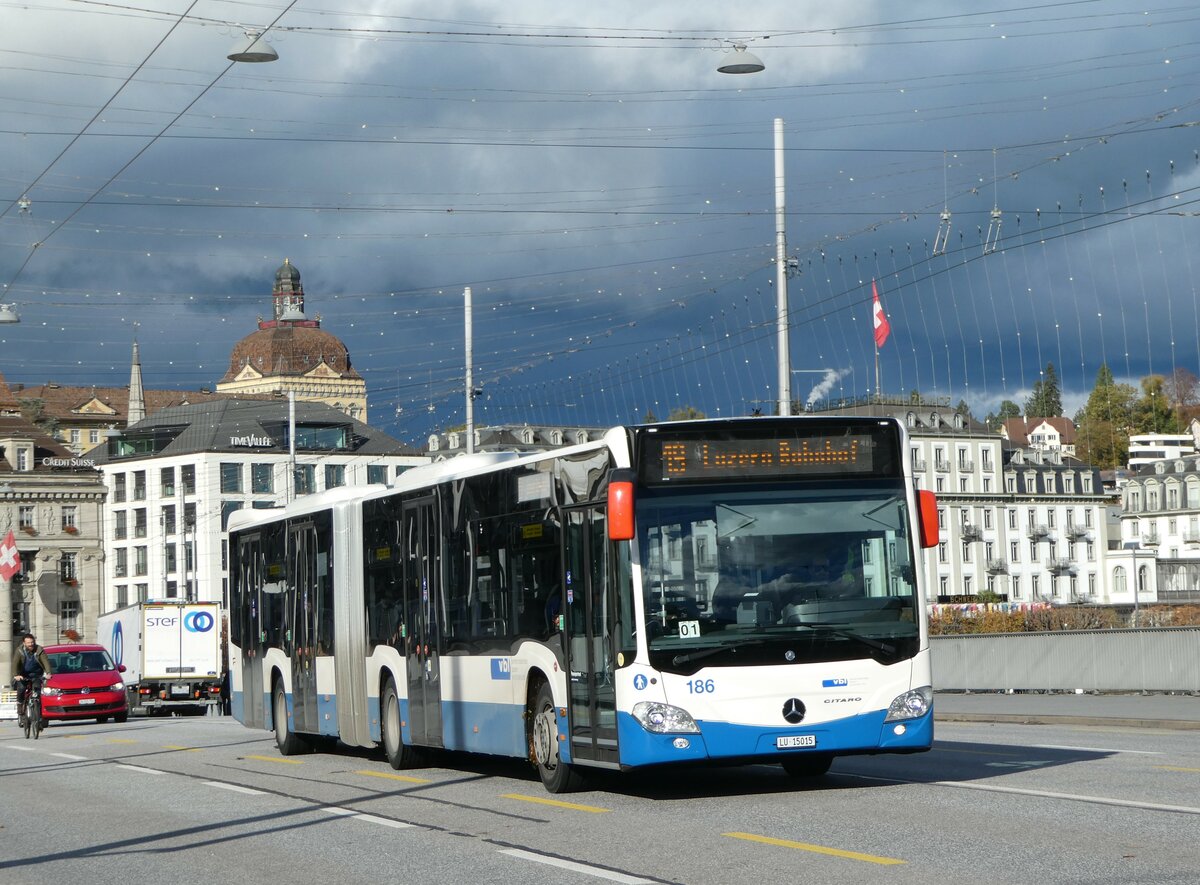 (256'879) - VBL Luzern - Nr. 186/LU 15'015 - Mercedes am 10. November 2023 in Luzern, Bahnhofbr�cke