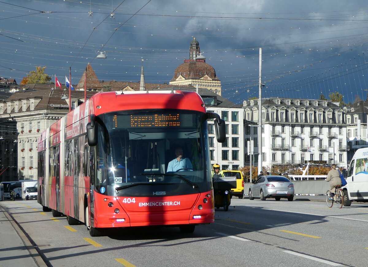 (256'880) - VBL Luzern - Nr. 404 - Hess/Hess Doppelgelenktrolleybus am 10. November 2023 in Luzern, Bahnhofbr�cke