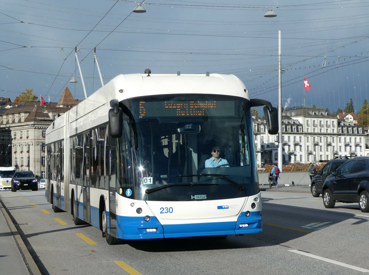 (256'884) - VBL Luzern - Nr. 230 - Hess/Hess Gelenktrolleybus am 10. November 2023 in Luzern, Bahnhofbr�cke