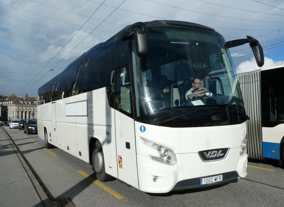 (256'885) - Aus Spanien: ??? - 1002 MFR - VDL am 10. November 2023 in Luzern, Bahnhofbr�cke