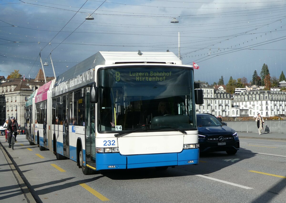 (256'890) - VBL Luzern - Nr. 232 - Hess/Hess Doppelgelenktrolleybus am 10. November 2023 in Luzern, Bahnhofbr�cke