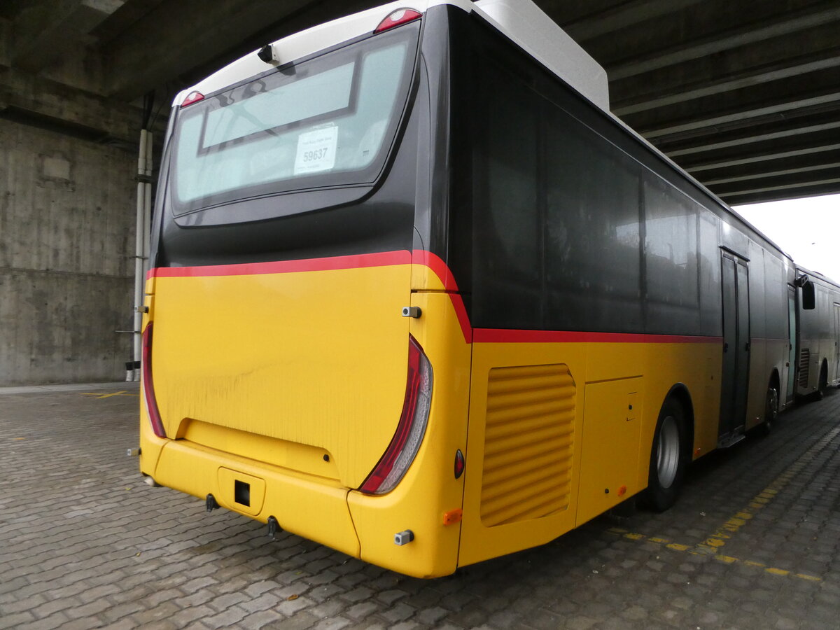 (257'178) - PostAuto Graub�nden - PID 12'012 - Iveco am 19. November 2023 in Kerzers, Murtenstrasse