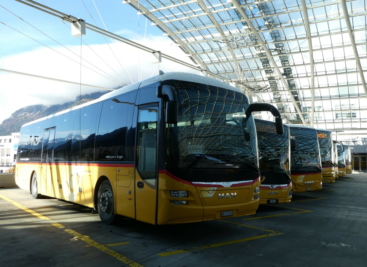 (257'195) - PostAuto Graub�nden - GR 173'203/PID 10'505 - MAN am 20. November 2023 in Chur, Postautostation