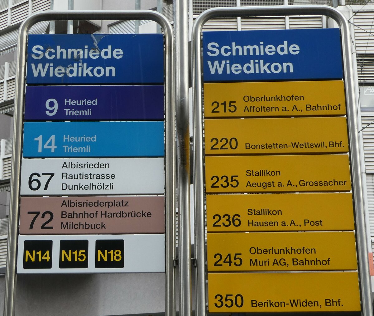 (257'210) - ZVV/PostAuto-Haltestellenschilder - Z�rich, Schmiede Wiedikon - am 24. November 2023
