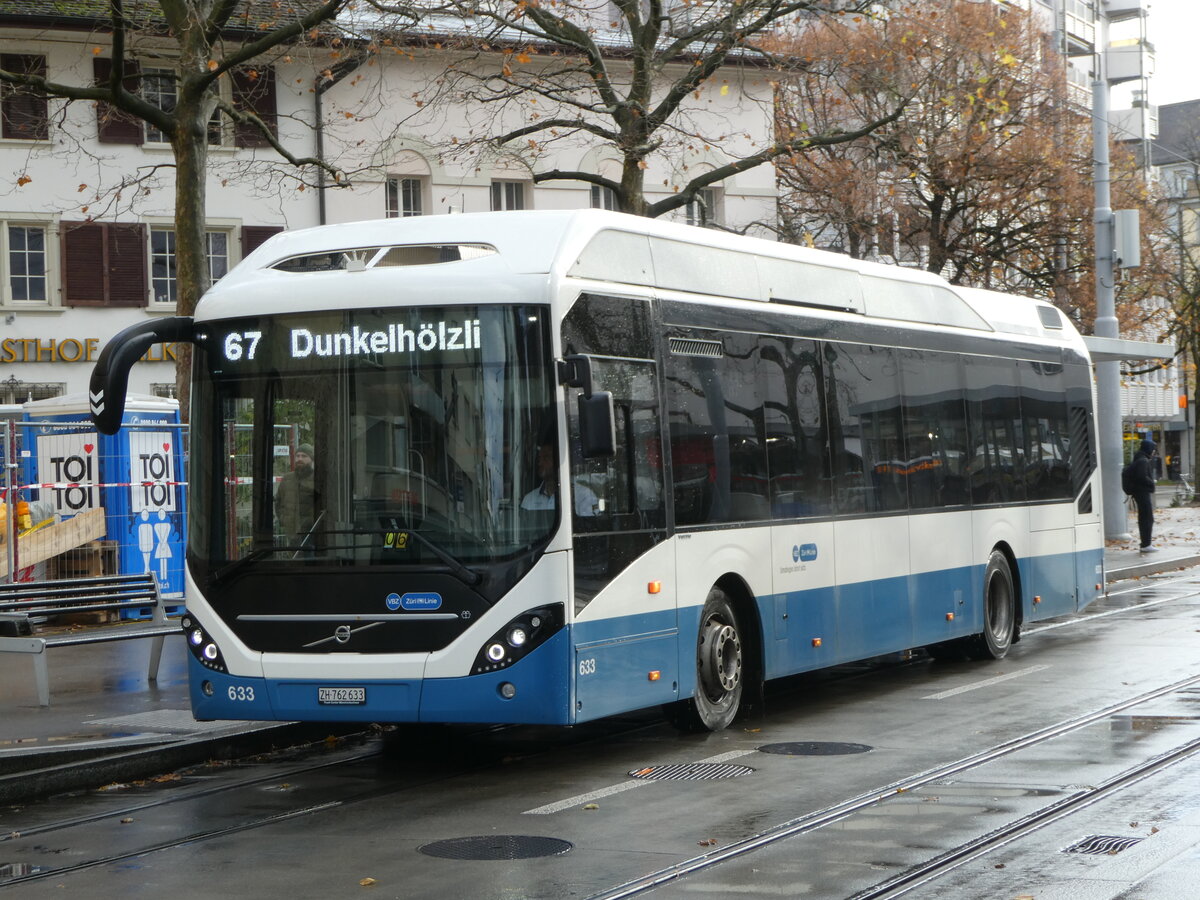 (257'224) - VBZ Z�rich - Nr. 633/ZH 762'633 - Volvo am 24. November 2023 in Z�rich, Schmiede Wiedikon 