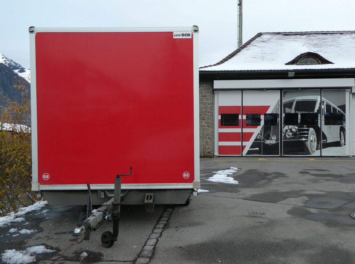 (257'256) - AFA Adelboden - Nr. 68/BE 590'378 - Niederhauser Gep�ckanh�nger am 27. November 2023 beim Bahnhof Frutigen