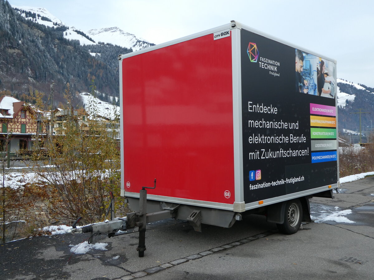 (257'257) - AFA Adelboden - Nr. 68/BE 590'378 - Niederhauser Gep�ckanh�nger am 27. November 2023 beim Bahnhof Frutigen