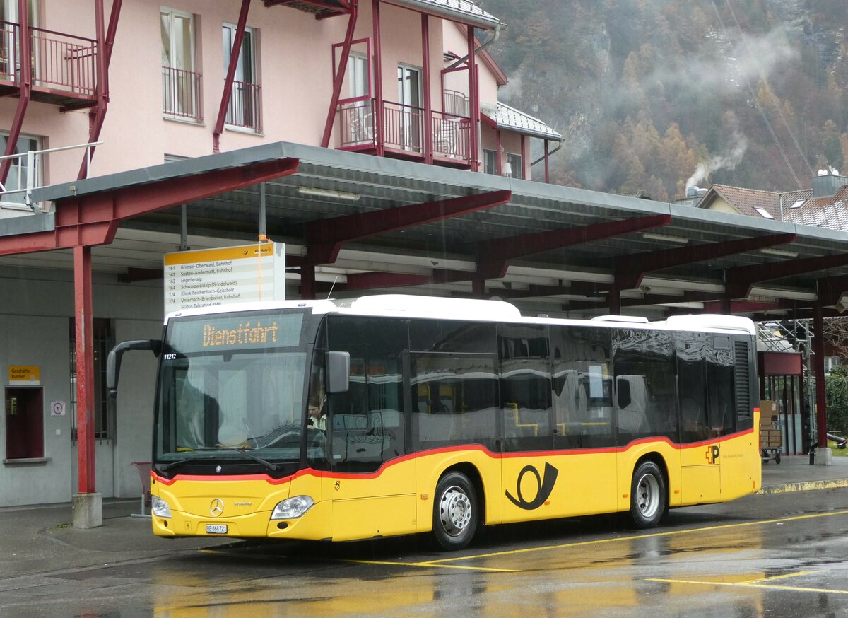 (257'326) - Fl�ck, Brienz - Nr. 21/BE 868'721/PID 11'212 - Mercedes am 1. Dezember 2023 in Meiringen, Postautostation