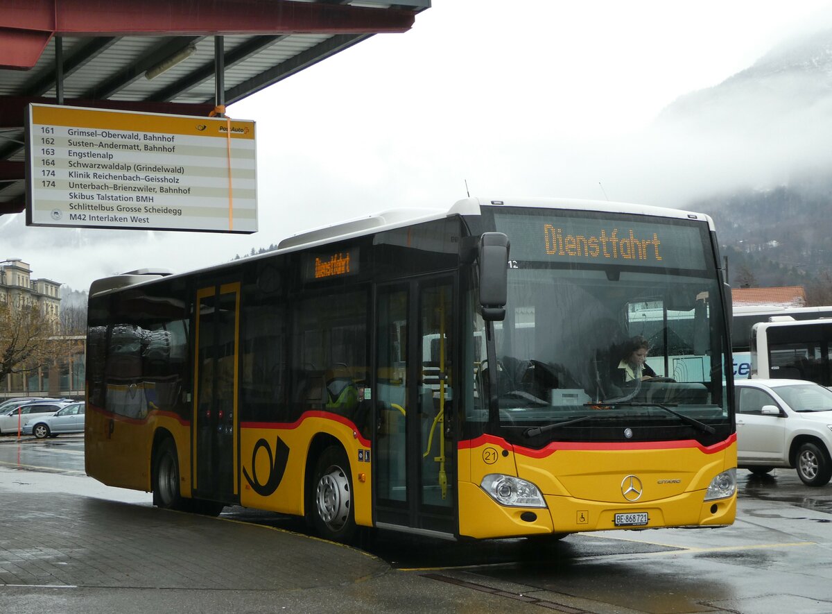 (257'327) - Fl�ck, Brienz - Nr. 21/BE 868'721/PID 11'212 - Mercedes am 1. Dezember 2023 in Meiringen, Postautostation