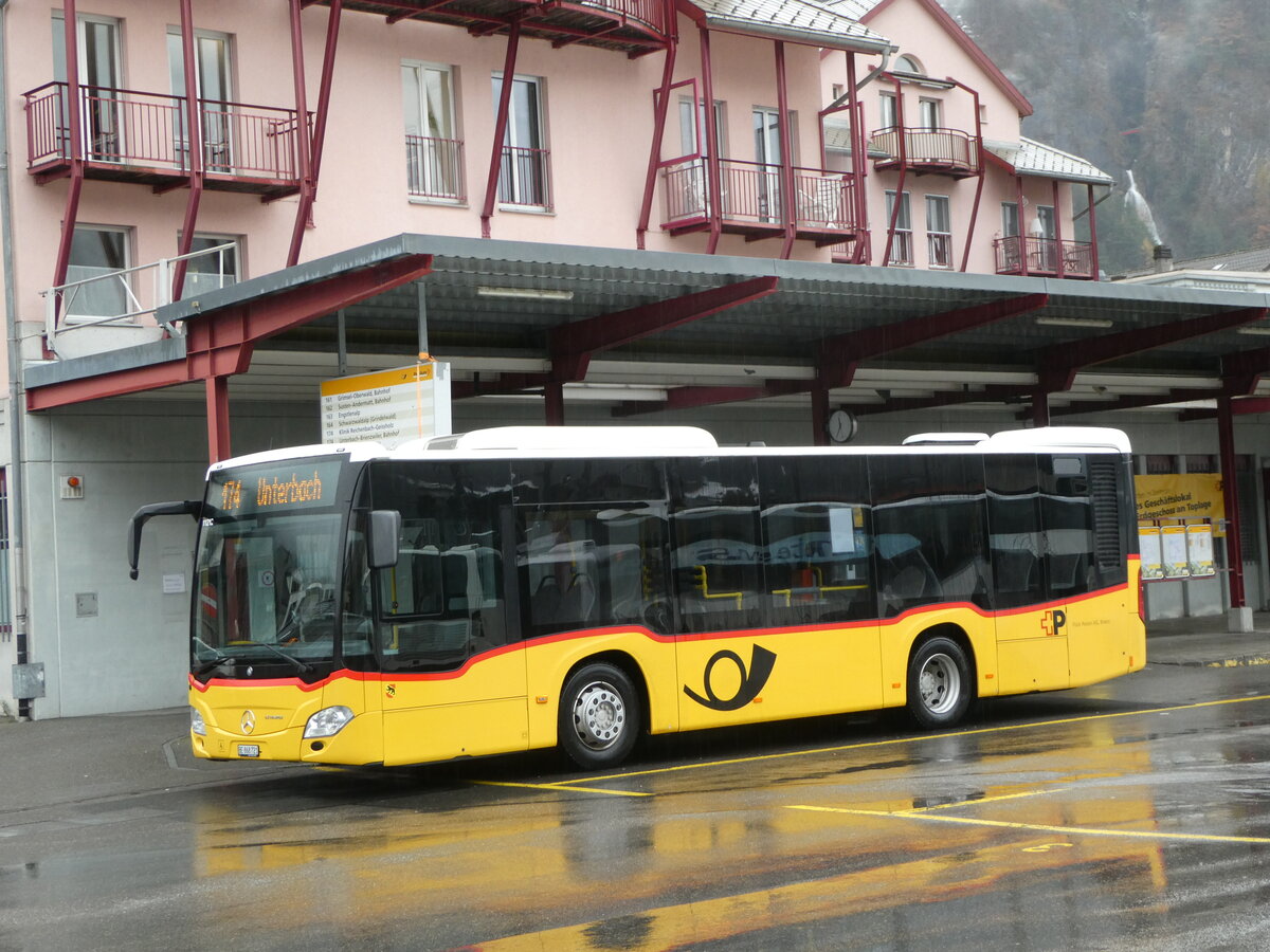 (257'334) - Fl�ck, Brienz - Nr. 21/BE 868'721/PID 11'212 - Mercedes am 1. Dezember 2023 in Meiringen, Postautostation