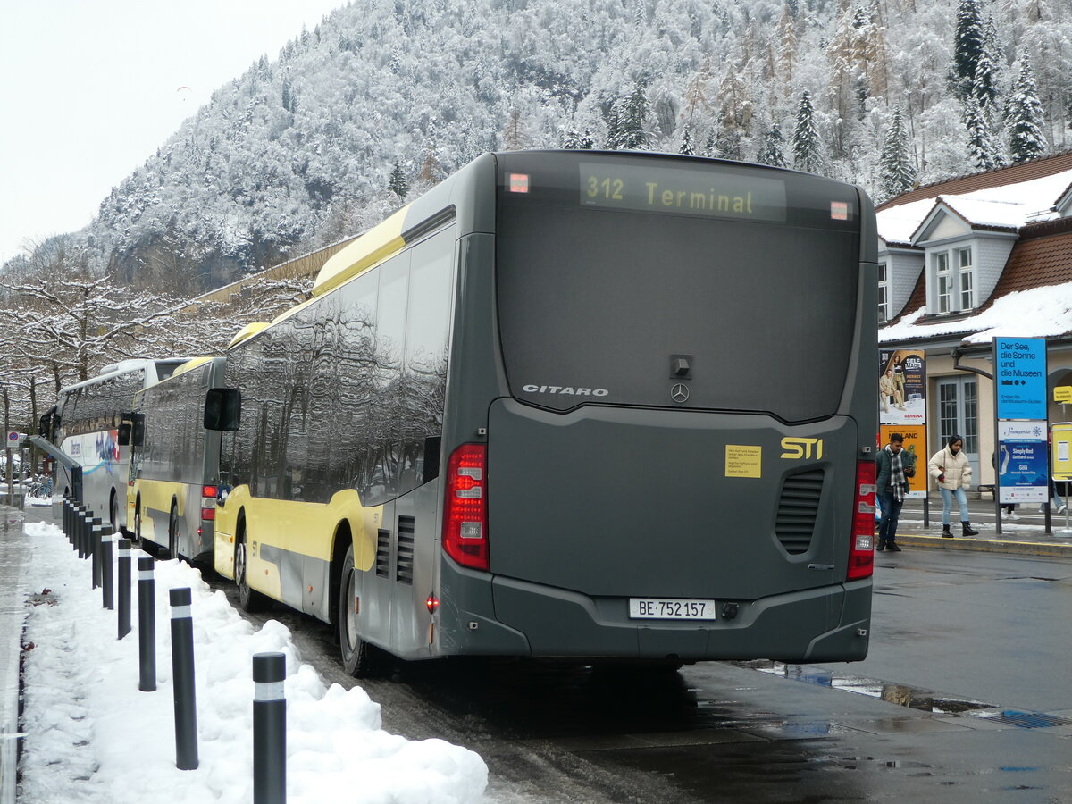 (257'407) - STI Thun - Nr. 157/BE 752'157 - Mercedes am 4. Dezember 2023 beim Bahnhof Interlaken Ost