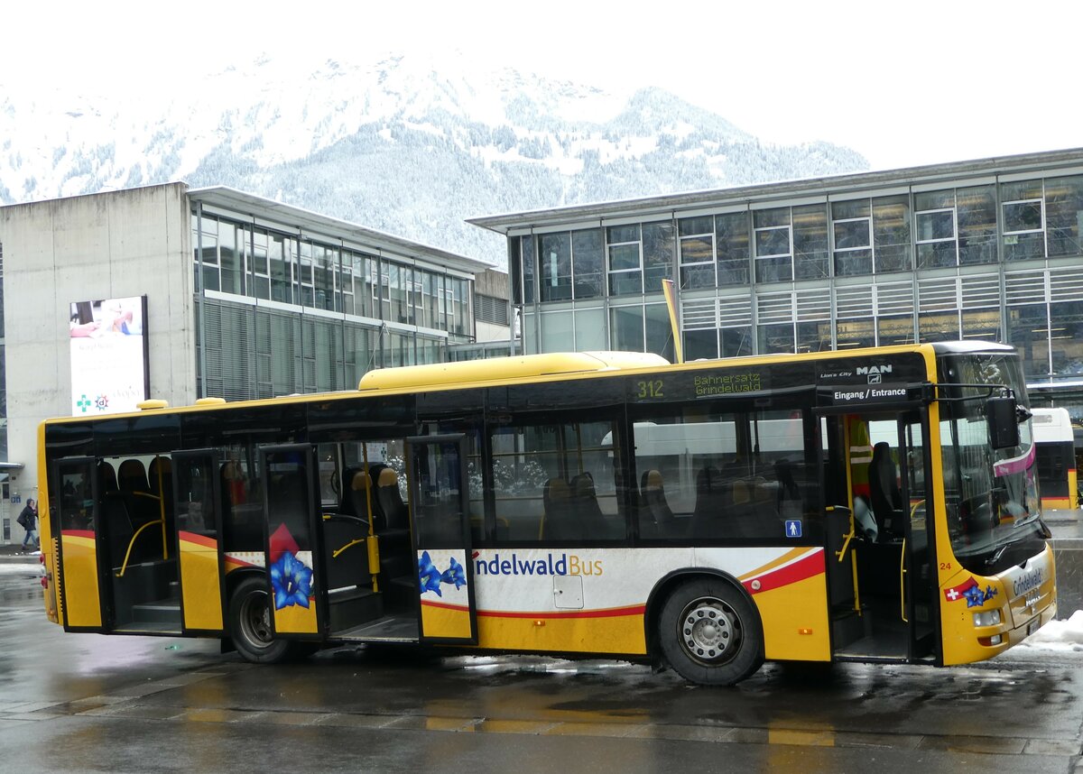 (257'416) - Grindelwaldbus, Grindelwald - Nr. 24/BE 364'408 - MAN/G�ppel am 4. Dezember 2023 beim Bahnhof Interlaken Ost