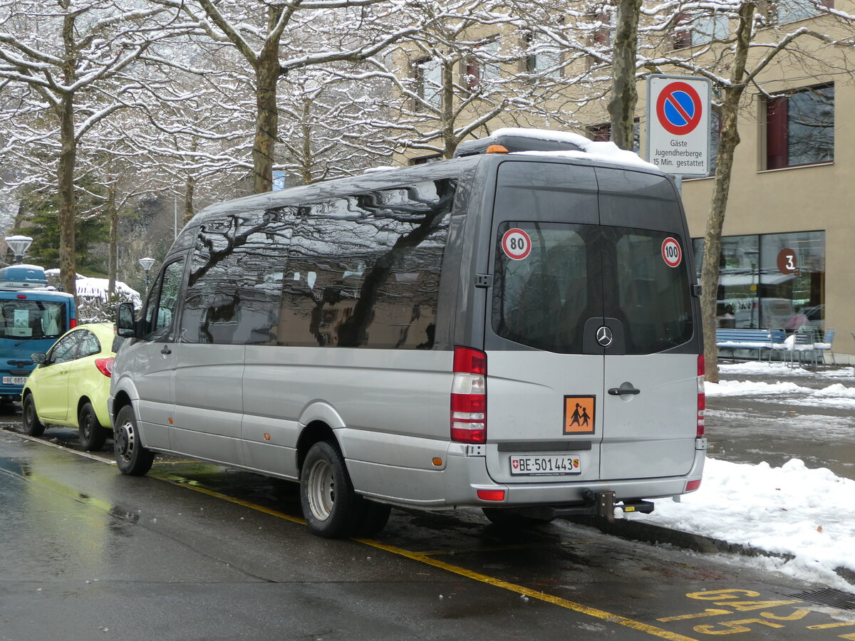(257'437) - B�nigen Schule, B�nigen - BE 501'443 - Mercedes am 4. Dezember 2023 beim Bahnhof Interlaken Ost
