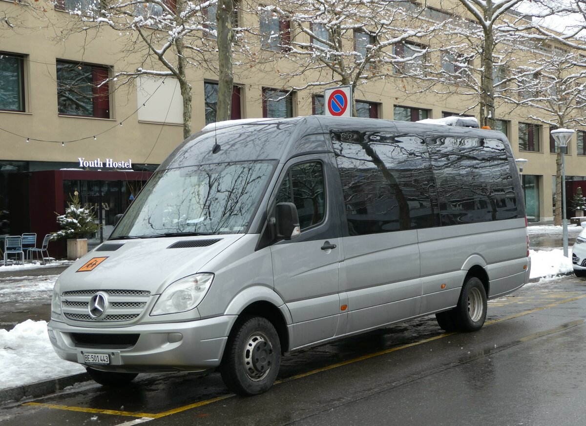 (257'438) - B�nigen Schule, B�nigen - BE 501'443 - Mercedes am 4. Dezember 2023 beim Bahnhof Interlaken Ost