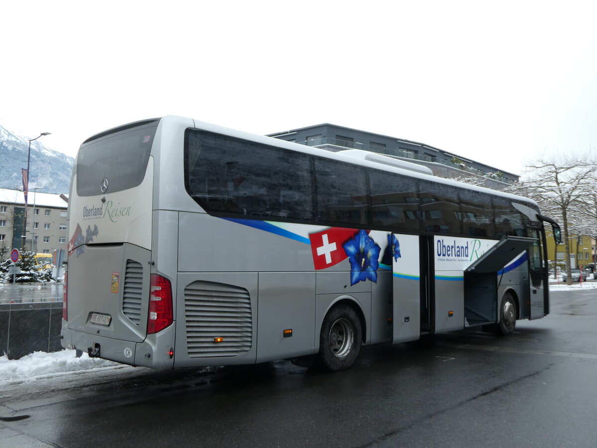 (257'446) - Oberland Reisen, Thun - Nr. 47/BE 607'481 - Mercedes am 4. Dezember 2023 beim Bahnhof Interlaken Ost