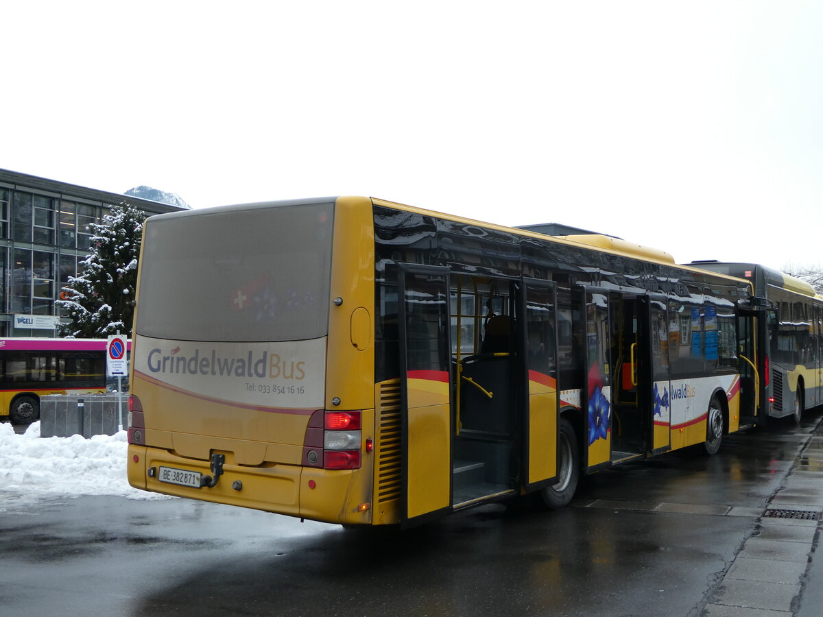 (257'451) - Grindelwaldbus, Grindelwald - Nr. 18/BE 382'871 - MAN/G�ppel am 4. Dezember 2023 beim Bahnhof Interlaken Ost