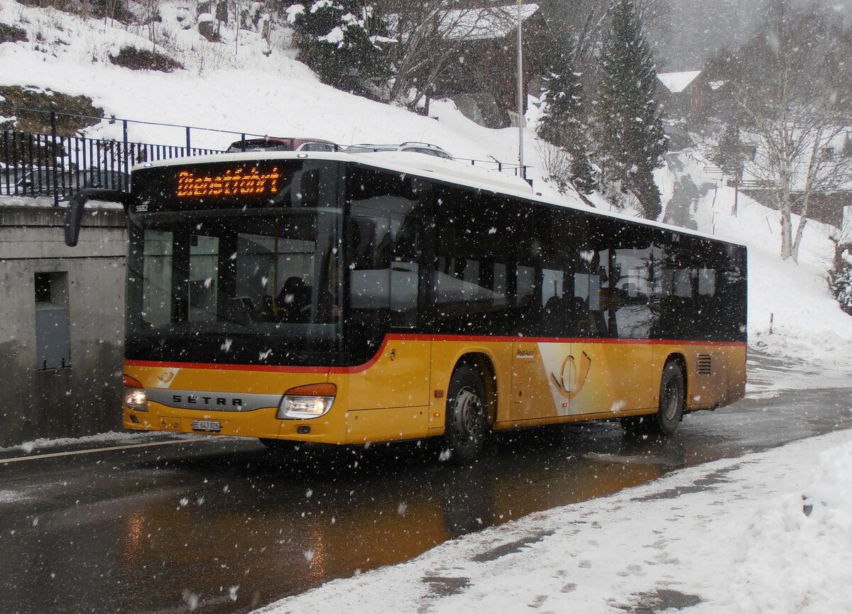 (257'459) - Fl�ck, Brienz - Nr. 8/BE 643'926/PID 5682 - Setra am 5. Dezember 2023 in Reuti-Hasliberg, Dorf
