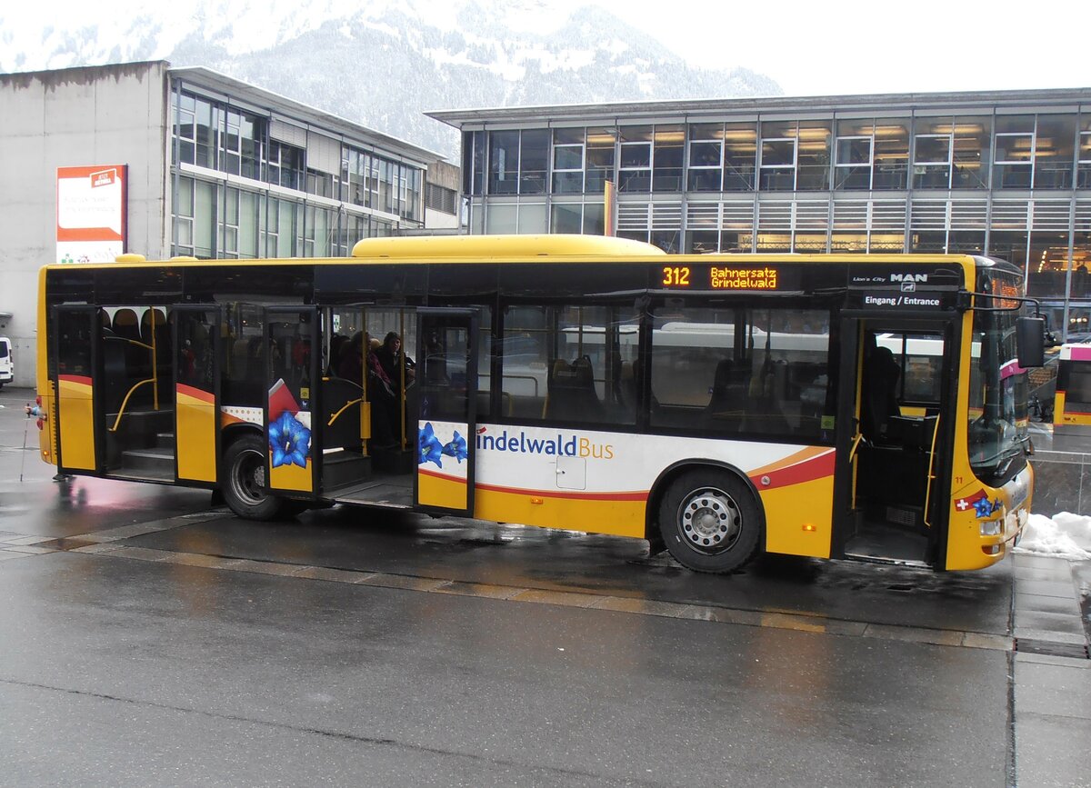 (257'463) - Grindelwaldbus, Grindelwald - Nr. 11/BE 261'865 - MAN/G�ppel am 5. Dezember 2023 beim Bahnhof Interlaken Ost