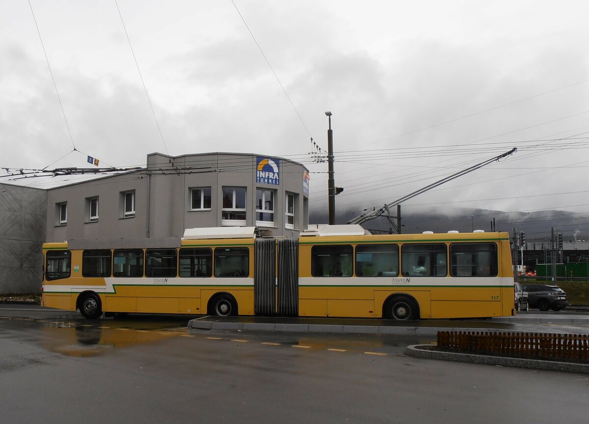(257'536) - transN, La Chaux-de-Fonds - Nr. 117 - NAW/Hess Gelenktrolleybus (ex TN Neuch�tel Nr. 117) am 11. Dezember 2023 beim Bahnhof Marin-�pagnier