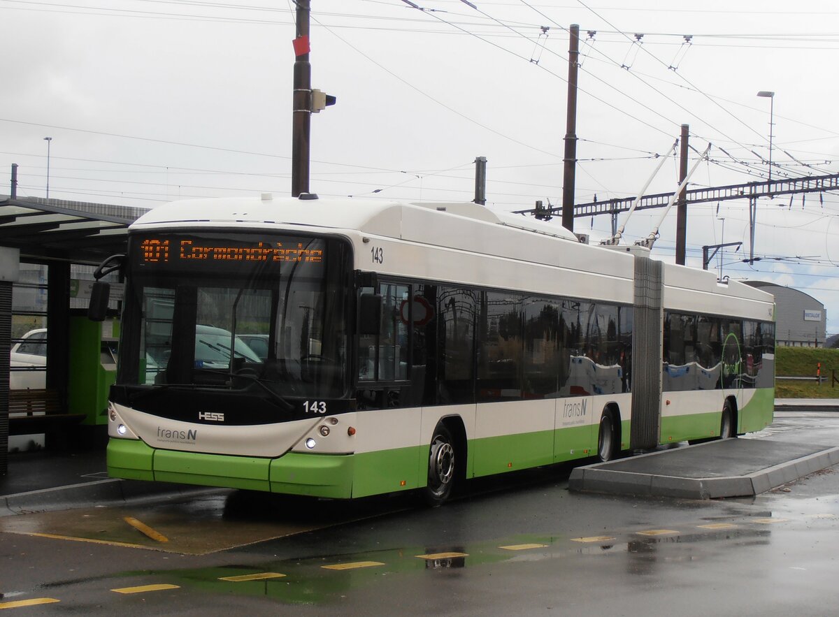 (257'541) - transN, La Chaux-de-Fonds - Nr. 143 - Hess/Hess Gelenktrolleybus (ex TN Neuch�tel Nr. 143) am 11. Dezember 2023 beim Bahnhof Marin-�pagnier
