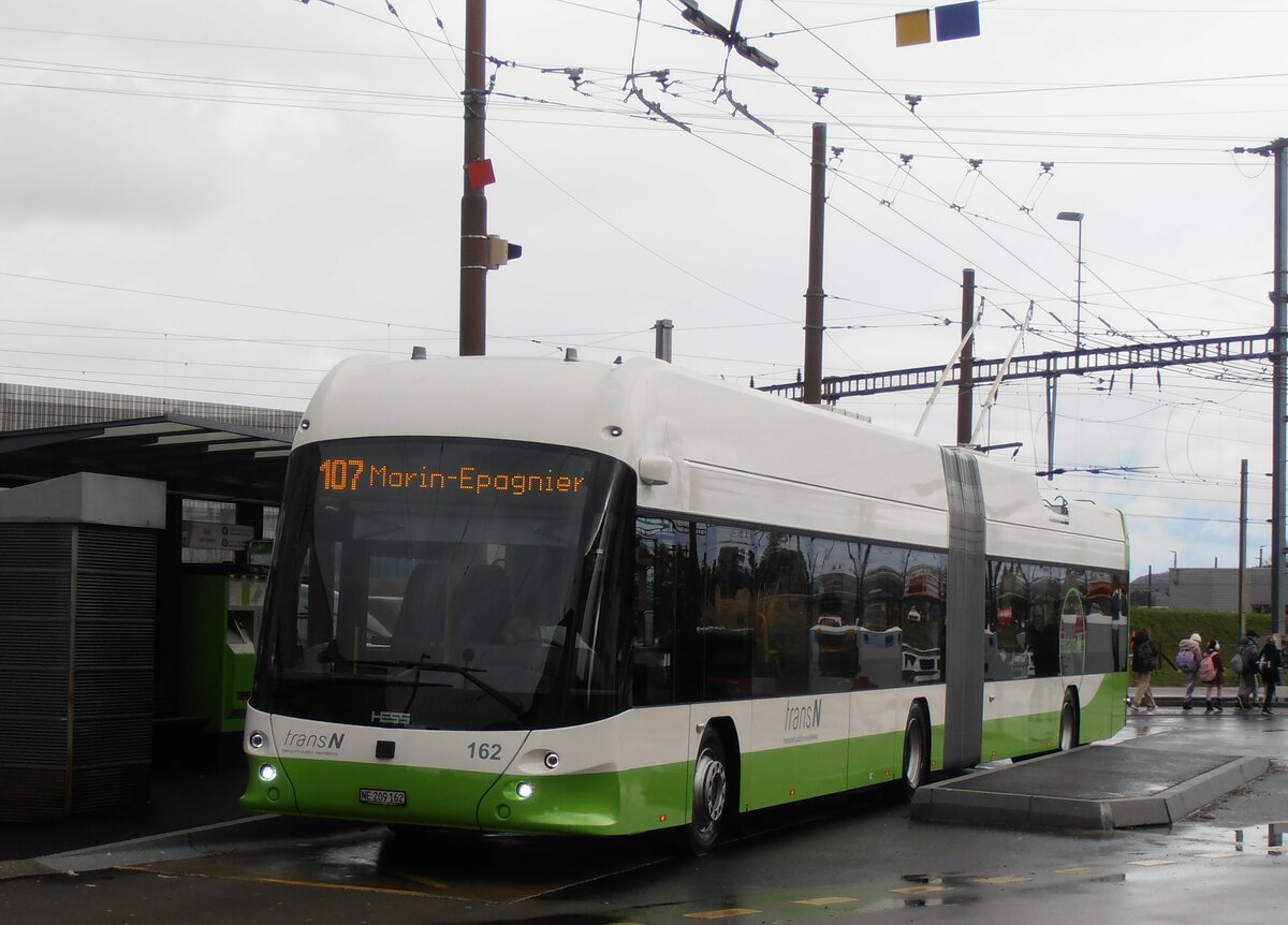 (257'545) - transN, La Chaux-de-Fonds - Nr. 162/NE 209'162 - Hess/Hess Gelenktrolleybus am 11. Dezember 2023 beim Bahnhof Marin-�pagnier