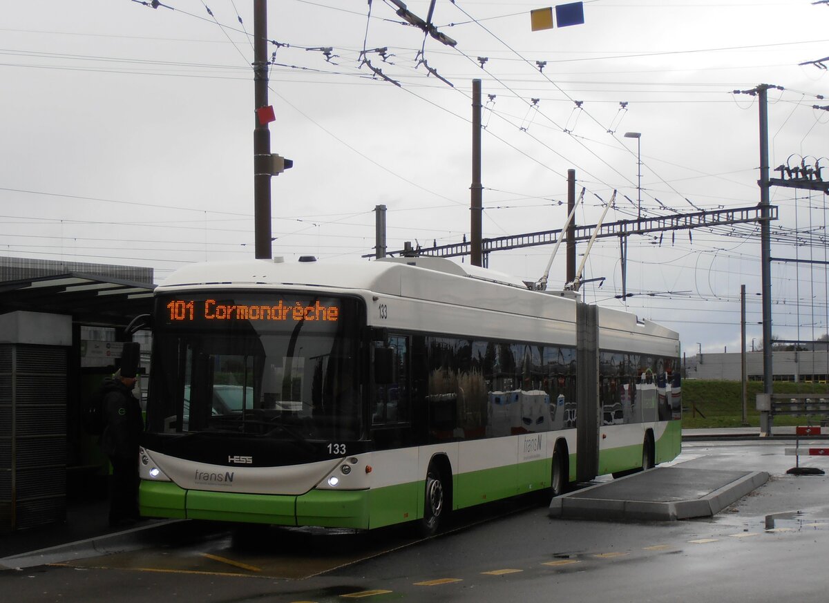 (257'562) - transN, La Chaux-de-Fonds - Nr. 133 - Hess/Hess Gelenktrolleybus (ex TN Neuch�tel Nr. 133) am 11. Dezember 2023 beim Bahnhof Marin-�pagnier
