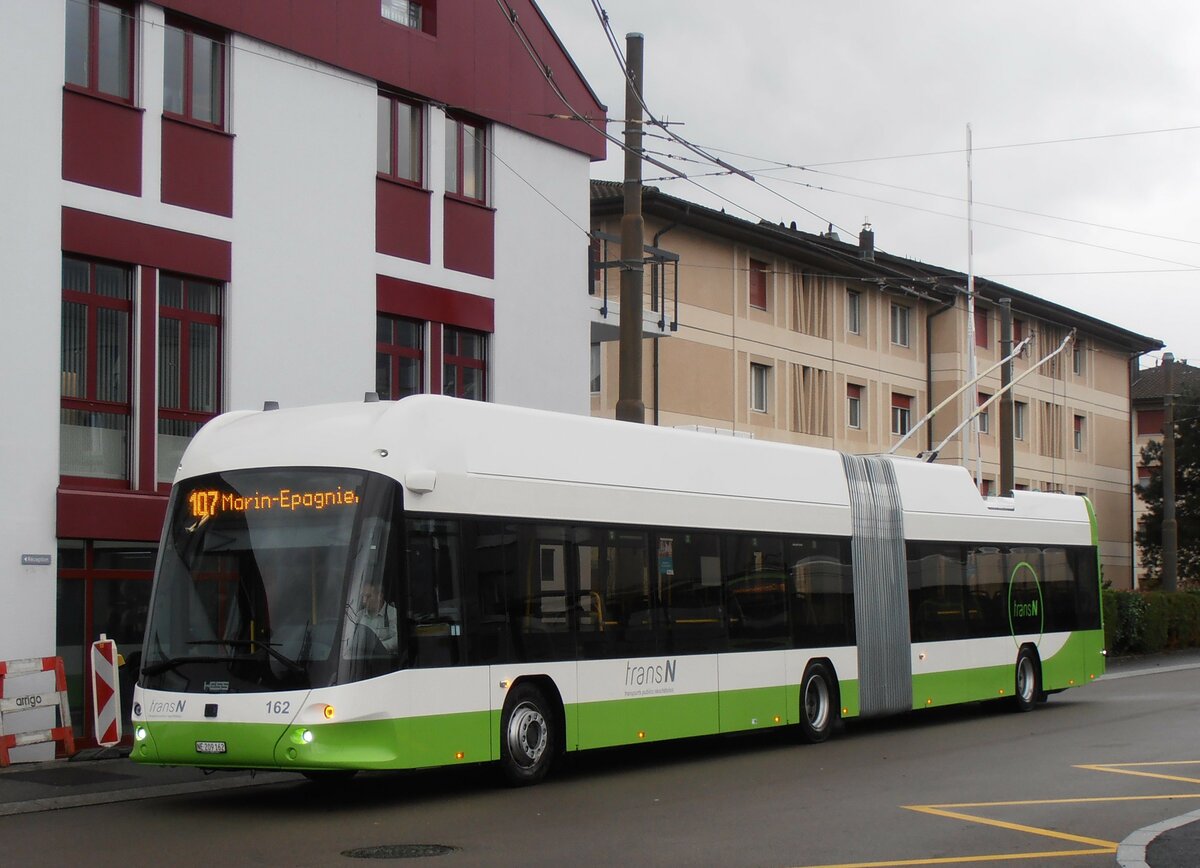 (257'571) - transN, La Chaux-de-Fonds - Nr. 162/NE 209'162 - Hess/Hess Gelenktrolleybus am 11. Dezember 2023 beim Bahnhof Marin-�pagnier