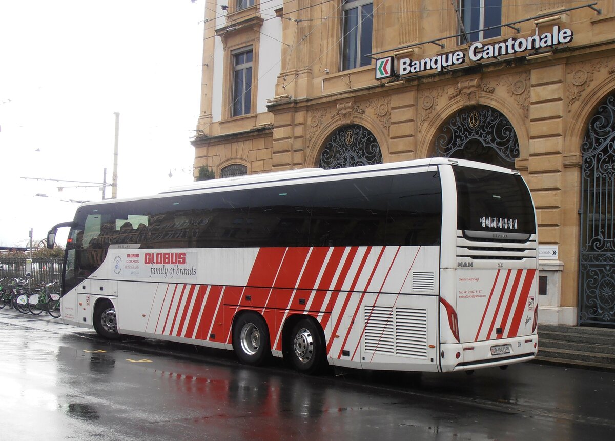 (257'582) - Swima-Tours, Lostallo - GR 104'119 - MAN/Beulas am 11. Dezember 2023 in Neuch�tel, Place Pury