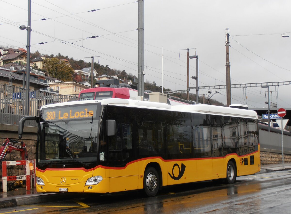 (257'591) - CarPostal Ouest - NE 137'828/PID 12'011 - Mercedes am 11. Dezember 2023 beim Bahnhof Neuch�tel