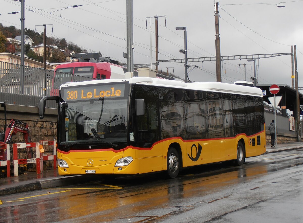 (257'592) - CarPostal Ouest - NE 137'828/PID 12'011 - Mercedes am 11. Dezember 2023 beim Bahnhof Neuch�tel