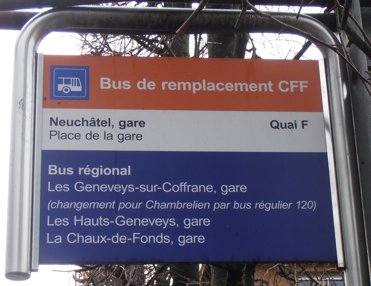 (257'593) - SBB CFF FFS-Haltestellenschild - Neuch�tel, gare Place de la gare - am 11. Dezember 2023