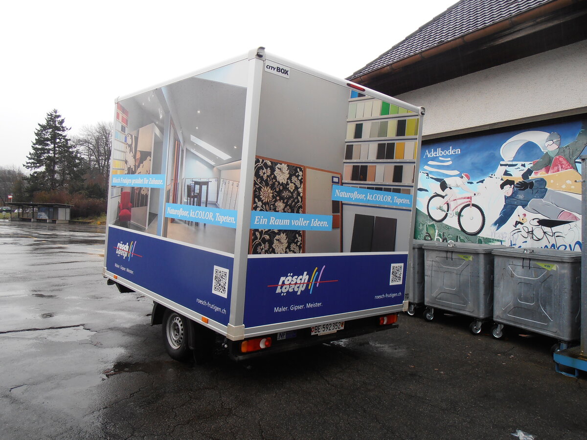 (257'603) - AFA Adelboden - Nr. 70/BE 592'352 - Niederhauser Gep�ckanh�nger am 12. Dezember 2023 beim Bahnhof Frutigen