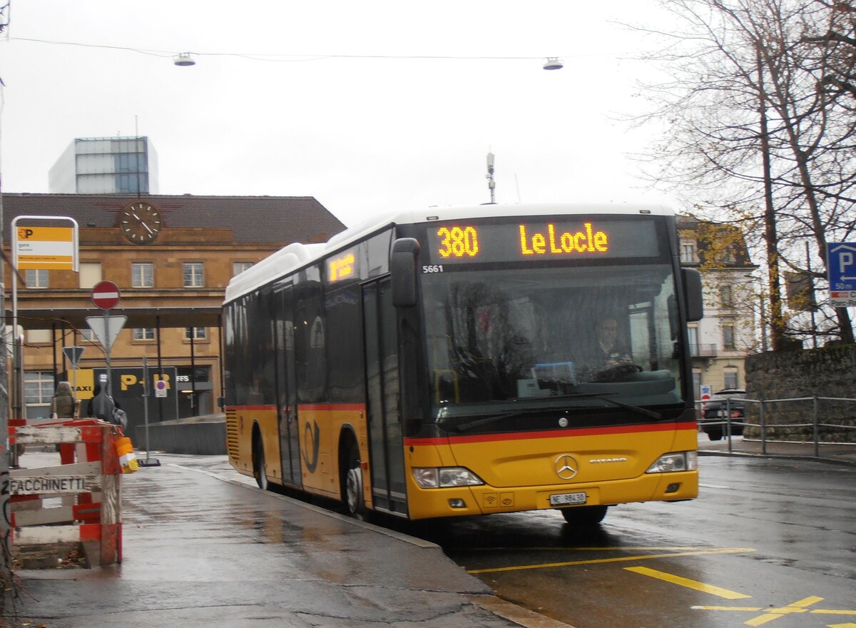(257'746) - CarPostal Ouest - NE 98'430/PID 5661 - Mercedes am 21. Dezember 2023 beim Bahnhof Neuch�tel