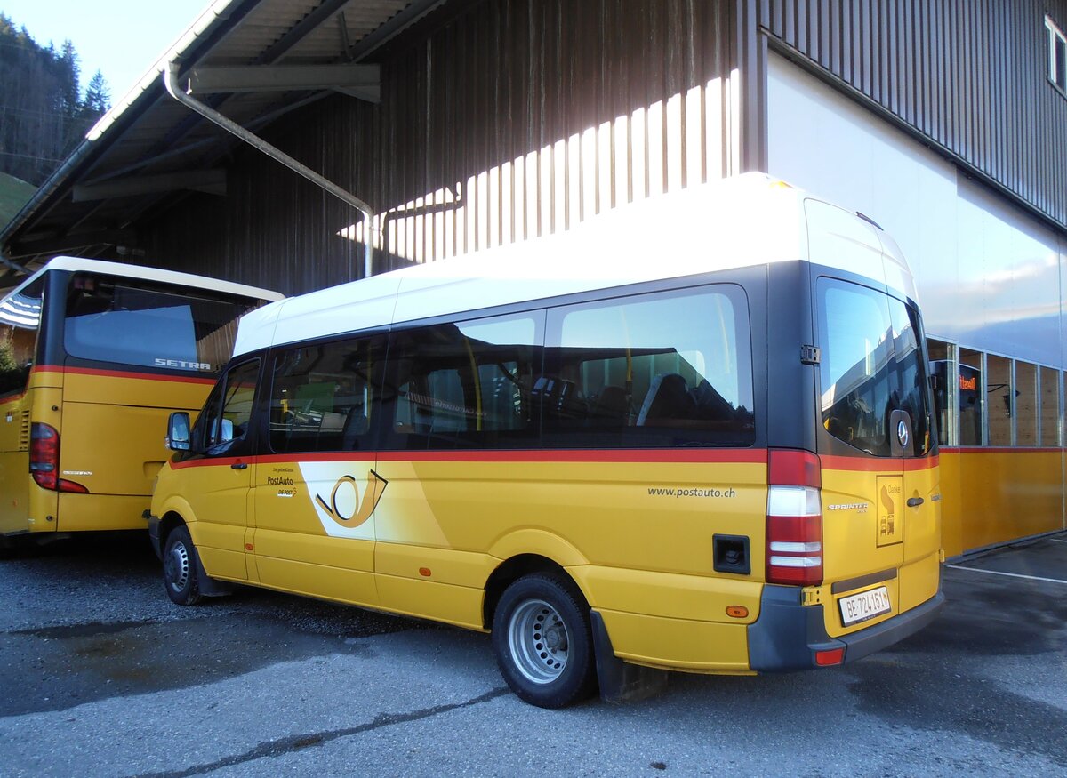 (257'929) - PostAuto Bern - BE 724'151/PID 5383 - Mercedes am 25. Dezember 2023 in Gstaad, Garage K�bli