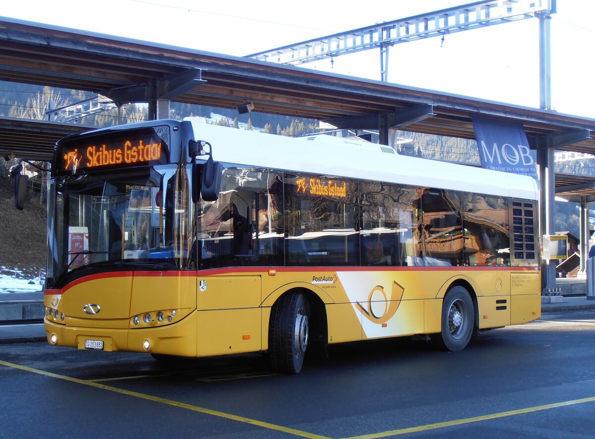 (257'936) - Mock+Weber, St. Pelagiberg - TG 203'882/PID 5565 - Solaris (ex PostAuto Ostschweiz; ex PostAuto Graub�nden; ex PostAuto Ostschweiz; ex Postautobetriebe Unteres Toggenburg, L�tisburg) am 25. Dezember 2023 beim Bahnhof Gstaad