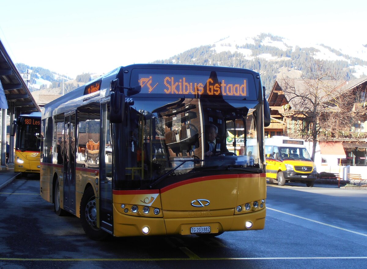 (257'937) - Mock+Weber, St. Pelagiberg - TG 203'882/PID 5565 - Solaris (ex PostAuto Ostschweiz; ex PostAuto Graub�nden; ex PostAuto Ostschweiz; ex Postautobetriebe Unteres Toggenburg, L�tisburg) am 25. Dezember 2023 beim Bahnhof Gstaad