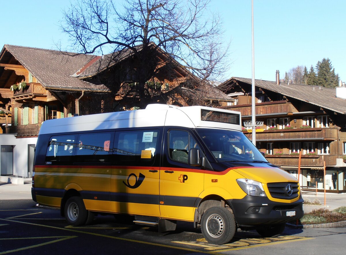 (257'938) - K�bli, Gstaad - BE 305'545/PID 10'890 - Mercedes am 25. Dezember 2023 beim Bahnhof Gstaad