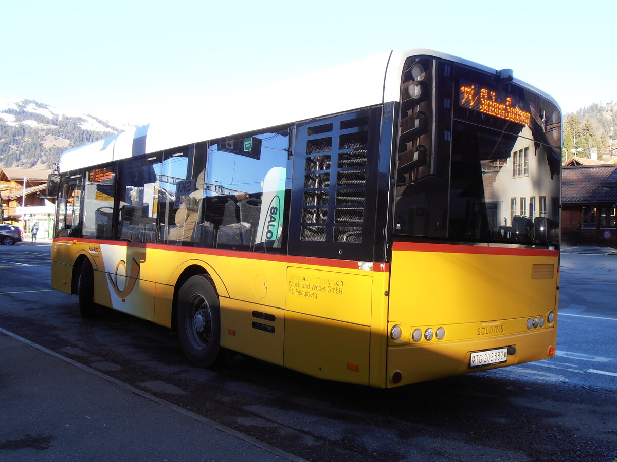 (257'940) - Mock+Weber, St. Pelagiberg - TG 203'882/PID 5565 - Solaris (ex PostAuto Ostschweiz; ex PostAuto Graub�nden; ex PostAuto Ostschweiz; ex Postautobetriebe Unteres Toggenburg, L�tisburg) am 25. Dezember 2023 beim Bahnhof Gstaad