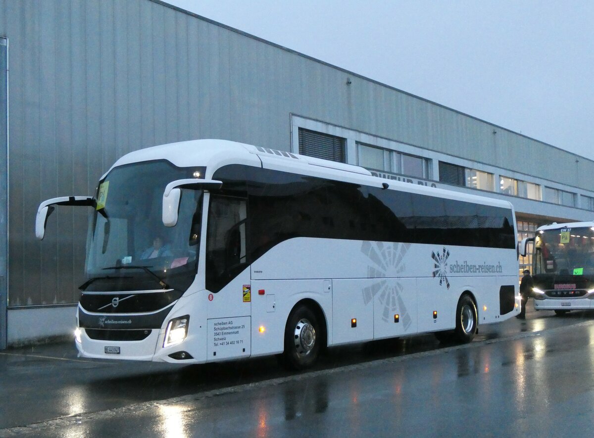 (258'138) - Scheiben, Emmenmatt - Nr. 8/BE 443'947 - Volvo am 6. Januar 2024 beim Bahnhof Frutigen
