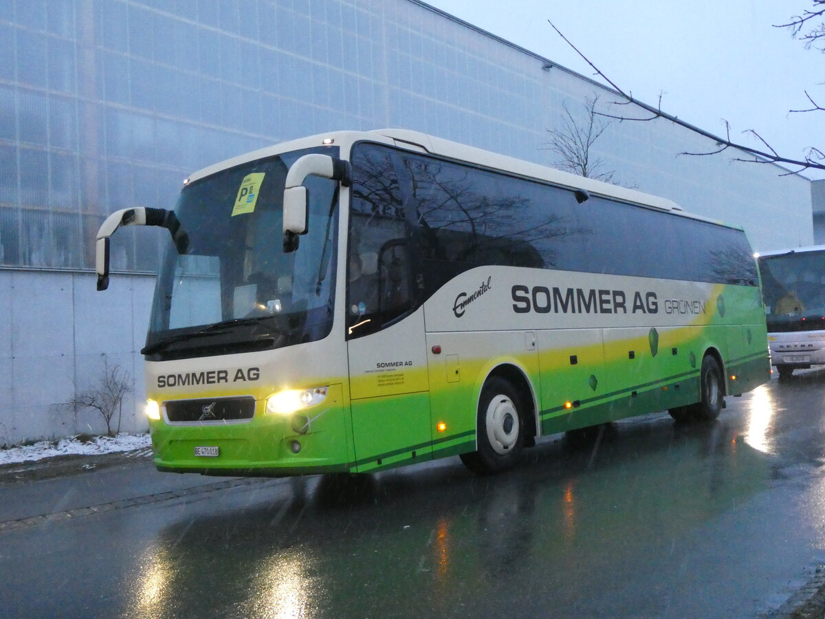 (258'153) - Sommer, Gr�nen - BE 470'018 - Volvo am 6. Januar 2024 beim Bahnhof Frutigen