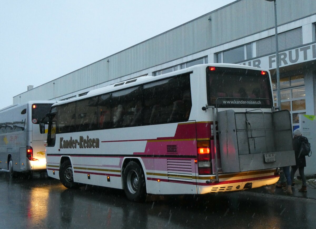 (258'165) - Kander-Reisen, Frutigen - Nr. 7/BE 66'132 - Neoplan am 6. Januar 2024 beim Bahnhof Frutigen 